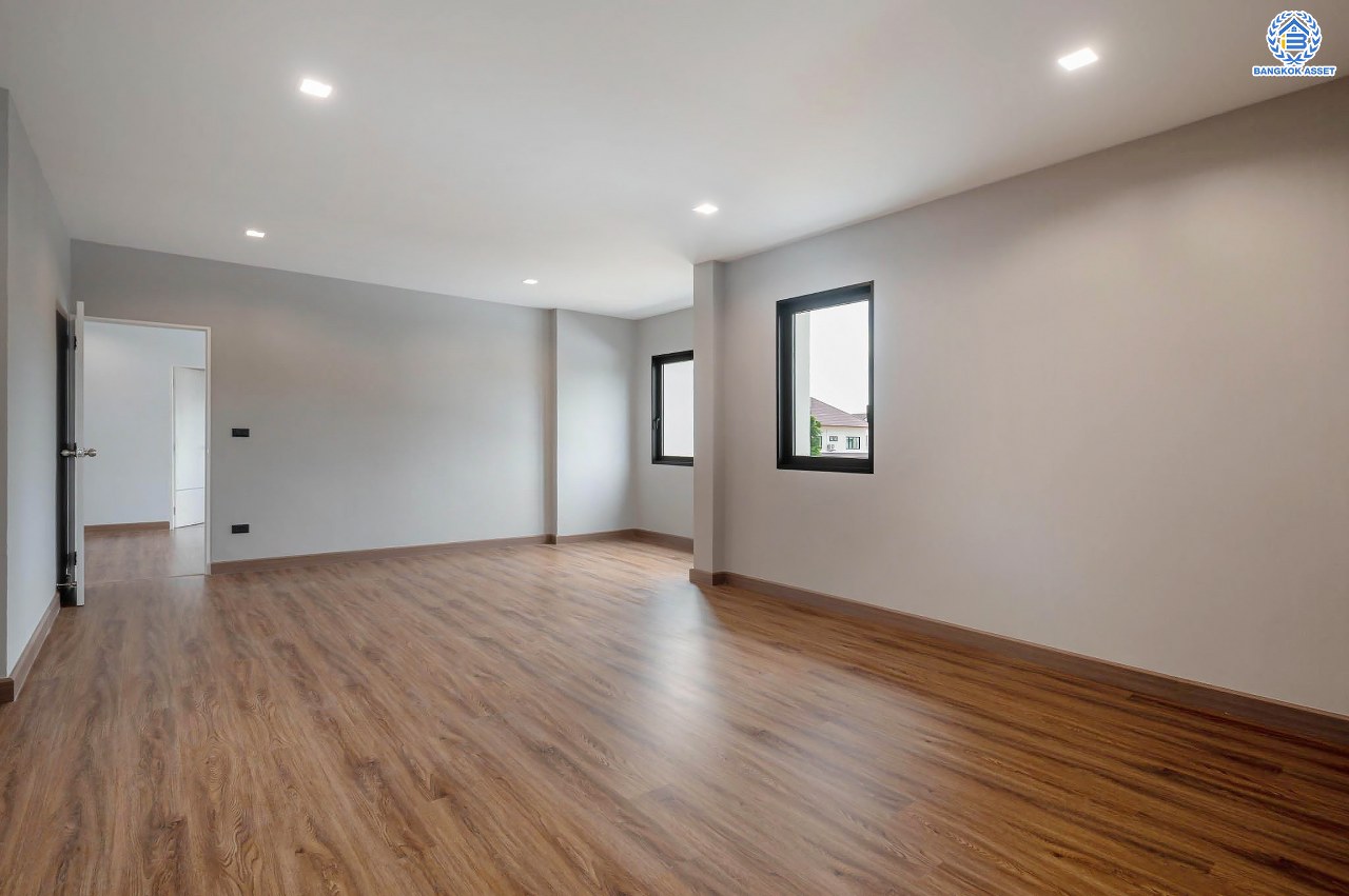 บ้านเดี่ยวฟิลคฤหาสน์มือสองตกแต่งใหม่ แบรนด์ LH ดีไซน์สุดหรูหรา โครงการ ลดาวัลย์ ปิ่นเกล้า เนื้อที่ 178.6 ตร.ว. บนพื้นที่ใช้สอยถึง 651.84 ตร.ม. ฟังก์ชันจัดเต็ม 5 ห้องนอน 7 ห้องน้ำ  1 ห้องแม่บ้าน จอดรถได้ถึง 3 คัน ทำเลศักยภาพติดถนนบรมราชชนนี เชื่อมต่อหลายเส้นทาง ใกล้มหาวิทยาลัยมหิดล และเซ็นทรัลศาลายา